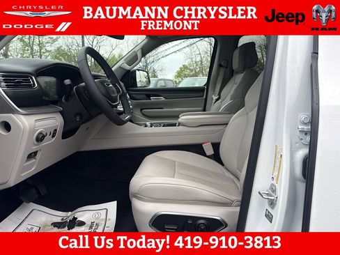 Used 2024 Jeep Wagoneer Series III w/ Premium Group I AWD/4WD image 9