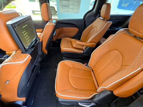 New 2026 Chrysler Pacifica Pinnacle image 26