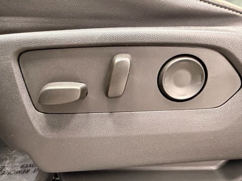 Used 2023 GMC Yukon XL SLT w/ SLT Premium Package image 26