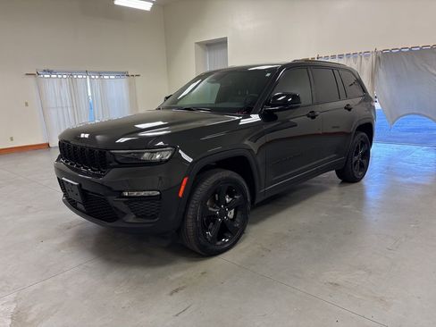 Used 2024 Jeep Grand Cherokee Limited w/ Black Appearance Package image 4