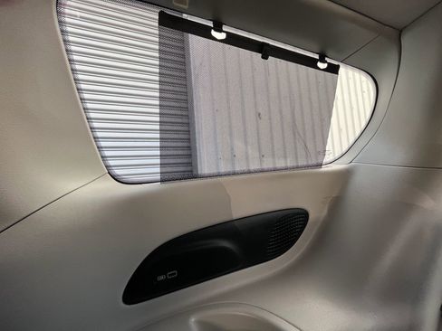 Used 2017 Chrysler Pacifica Touring-L Plus w/ Tire & Wheel Group image 18