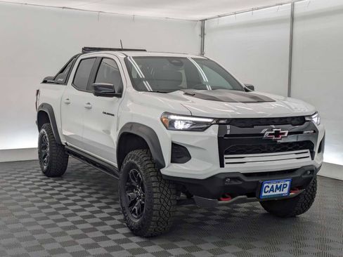 Used 2025 Chevrolet Colorado ZR2 w/ Midnight Edition AWD/4WD image 8