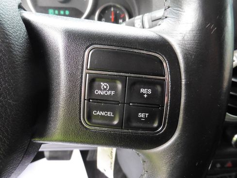 Used 2018 Jeep Wrangler Unlimited Sahara w/ Connectivity Group AWD/4WD image 7