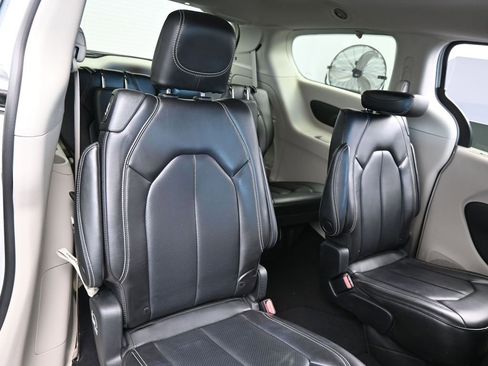 Used 2023 Chrysler Pacifica Touring-L image 40