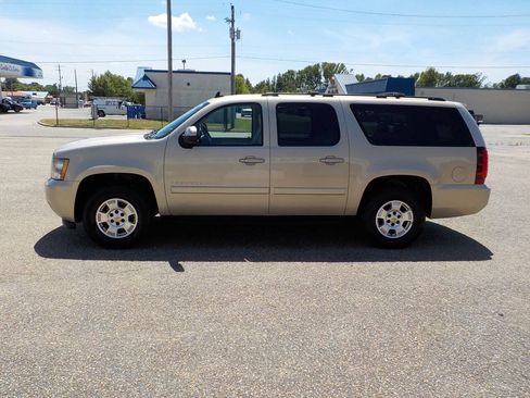 Used 2009 Chevrolet Suburban LT w/ Luxury Package RWD image 2