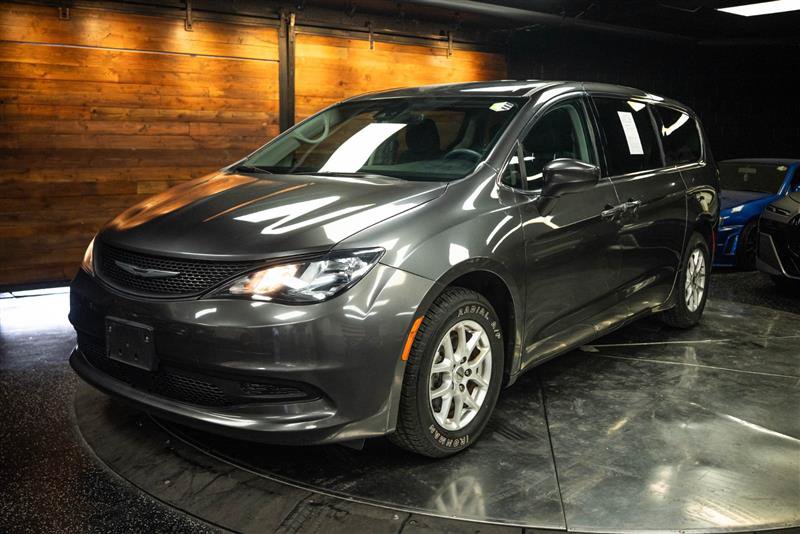 Used 2023 Chrysler Voyager LX FWD image 2