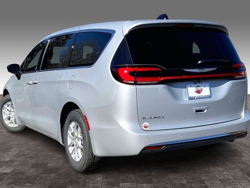 New 2026 Chrysler Pacifica Select image 3