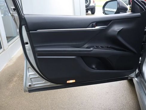 Used 2018 Toyota Camry SE FWD image 12