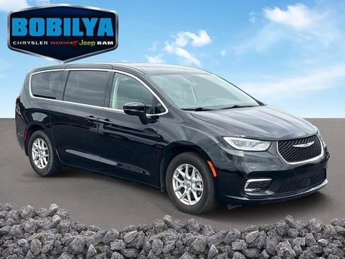 Used 2024 Chrysler Pacifica Touring-L FWD image 2