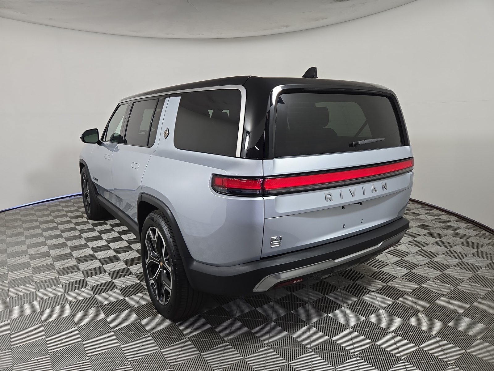Used 2025 Rivian R1S Adventure Dual AWD/4WD image 3