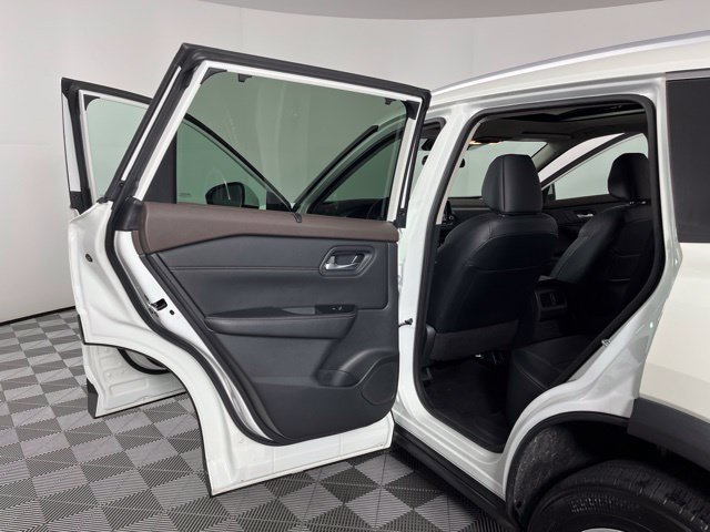 Used 2023 Nissan Rogue SV w/ SV Premium B Package FWD image 42