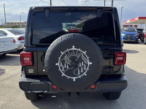 Used 2018 Jeep Wrangler Unlimited Sahara AWD/4WD image 7
