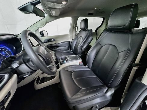 Used 2024 Chrysler Pacifica Touring-L FWD image 20