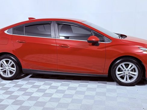 Used 2017 Chevrolet Cruze LT w/ Convenience Package FWD image 2