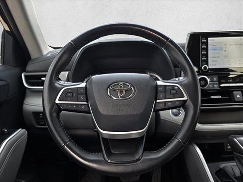 Used 2022 Toyota Highlander LE image 19