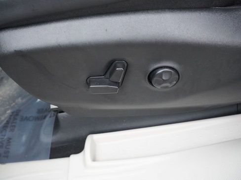 Certified 2024 Chrysler Pacifica Touring-L image 23