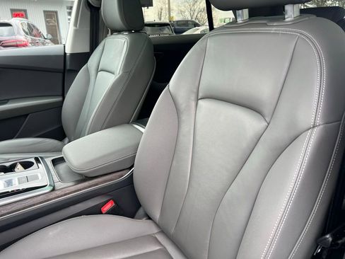 Used 2022 Audi Q8 Premium image 11