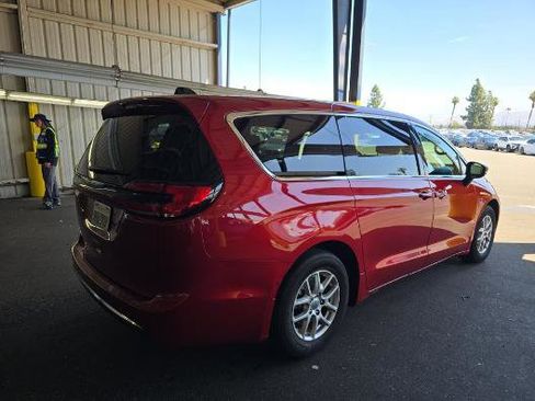 Used 2025 Chrysler Pacifica Select FWD image 4