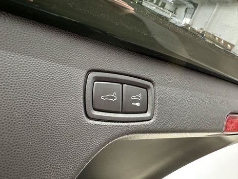 Certified 2025 Porsche Macan 4S Electric AWD/4WD image 38