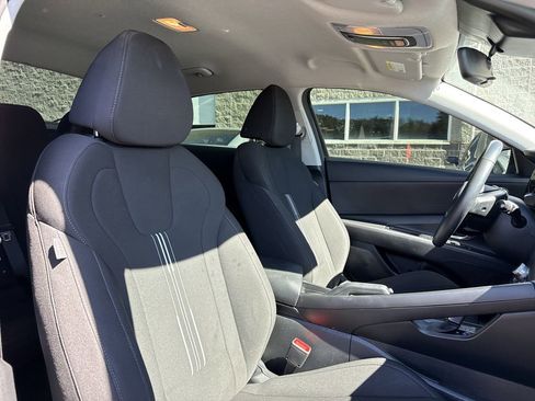 Used 2024 Hyundai Elantra SEL image 18
