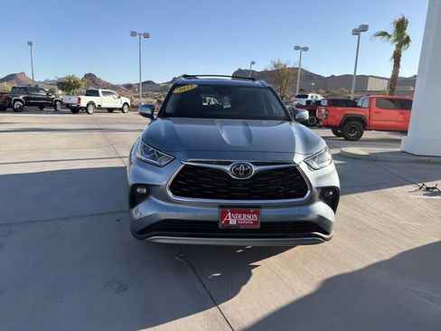 Used 2022 Toyota Highlander Platinum AWD/4WD image 2