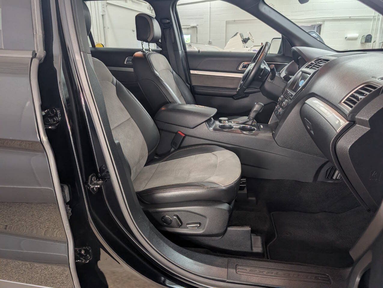 Used 2017 Ford Explorer XLT w/ XLT Technology Feature Bundle AWD/4WD image 23