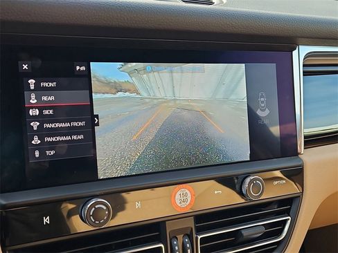 Certified 2025 Porsche Macan image 17