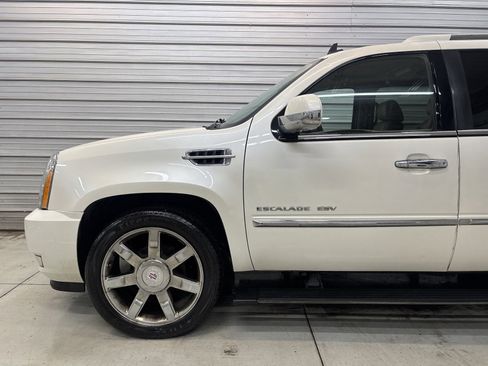 Used 2011 Cadillac Escalade ESV Premium image 3