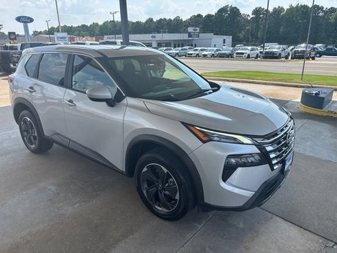 Used 2025 Nissan Rogue SV FWD image 3