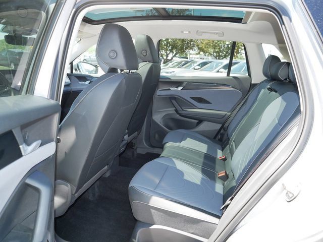 Certified 2025 Volkswagen Tiguan SE AWD/4WD image 17