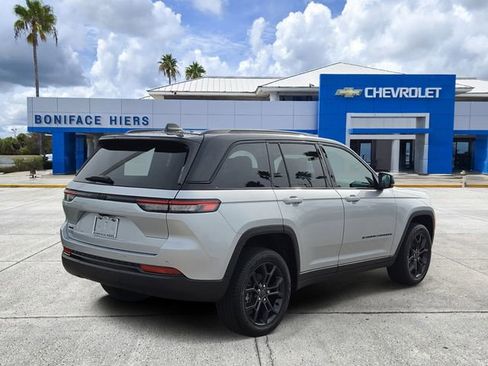 Used 2025 Jeep Grand Cherokee Limited AWD/4WD image 4
