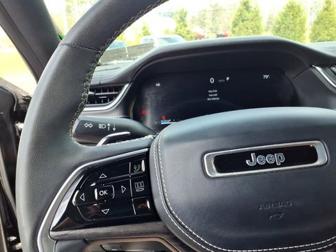 Used 2023 Jeep Grand Cherokee Overland w/ Luxury Tech Group IV AWD/4WD image 18