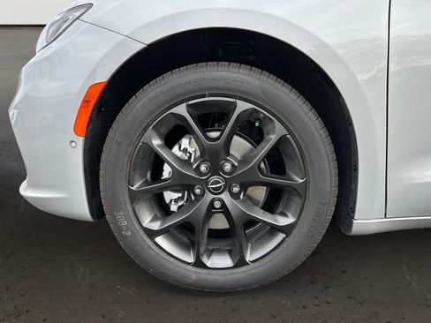 New 2026 Chrysler Pacifica Limited w/ S Appearance Package image 10