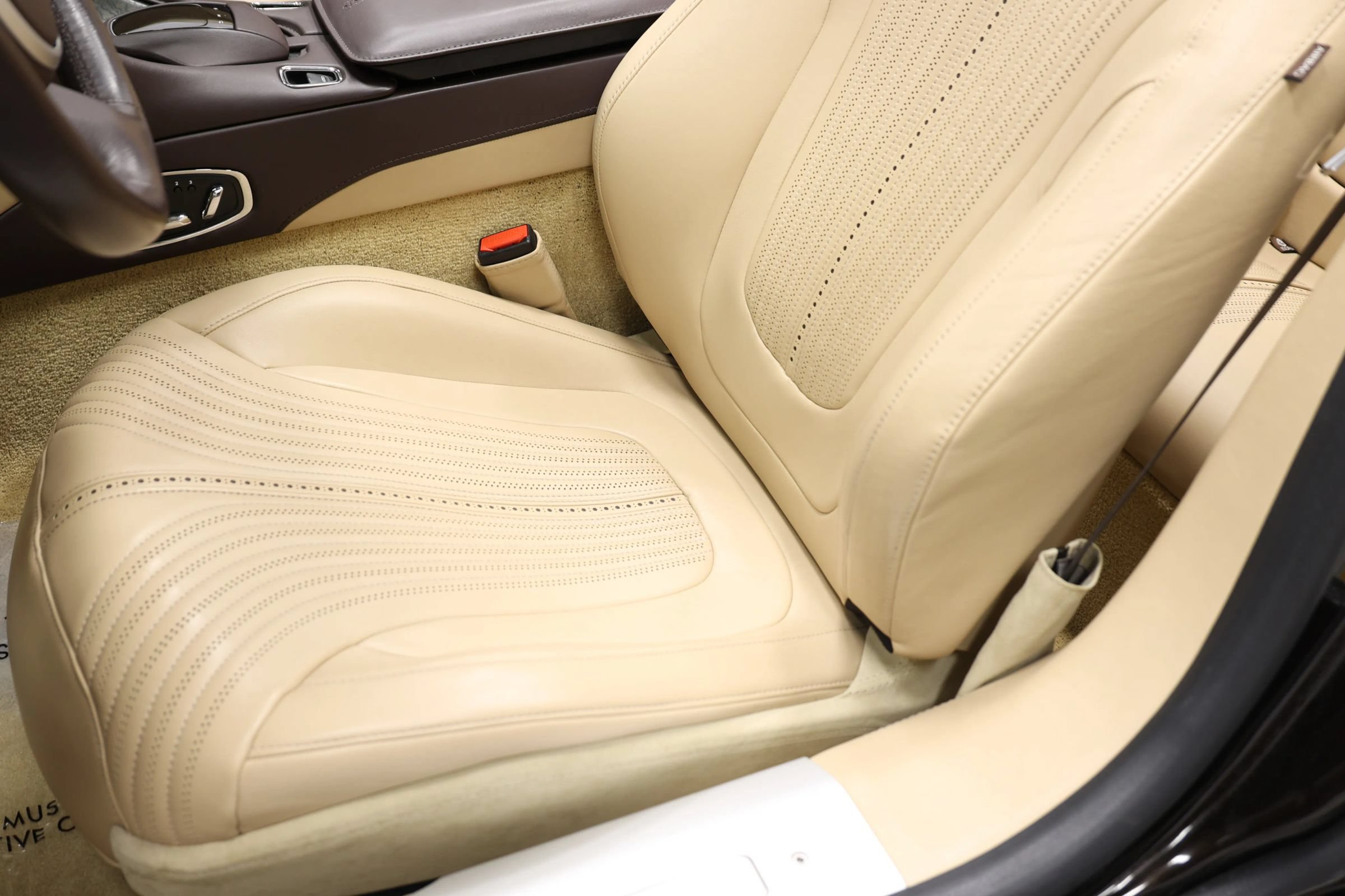 Used 2019 Aston Martin DB11 Volante RWD image 23