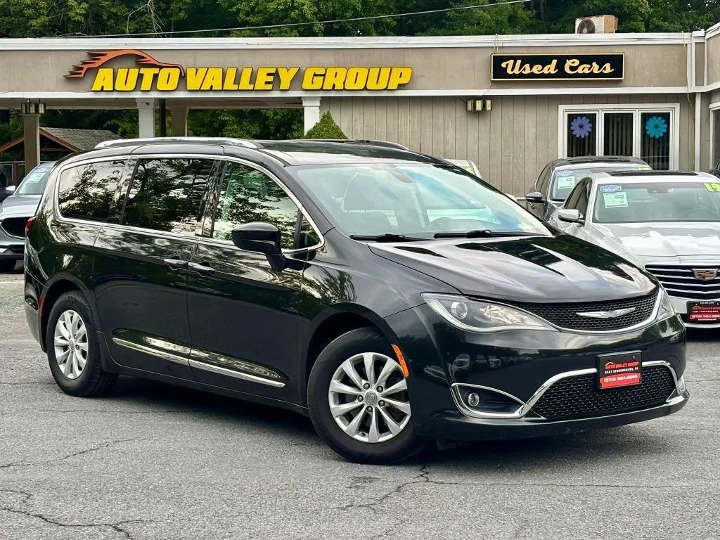 Used 2018 Chrysler Pacifica Touring-L FWD image 1
