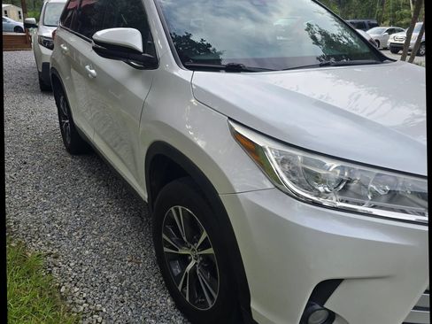 Used 2019 Toyota Highlander Plus FWD image 3