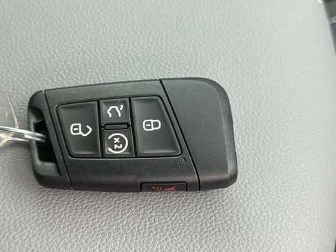 Used 2022 Volkswagen Taos SE w/ Panoramic Sunroof Package FWD image 28