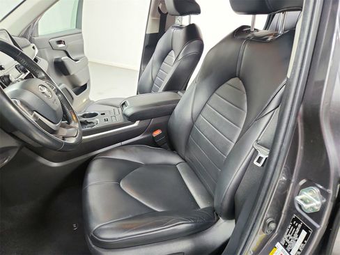 Used 2022 Toyota Highlander XLE image 19