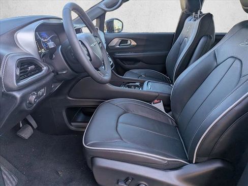 New 2026 Chrysler Pacifica Limited image 4