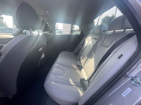 Used 2025 Hyundai Elantra Limited image 21