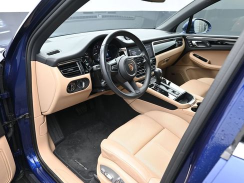 Certified 2024 Porsche Macan image 4