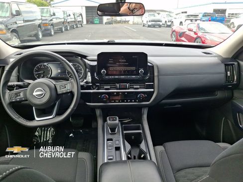 Used 2025 Nissan Pathfinder SV FWD image 9