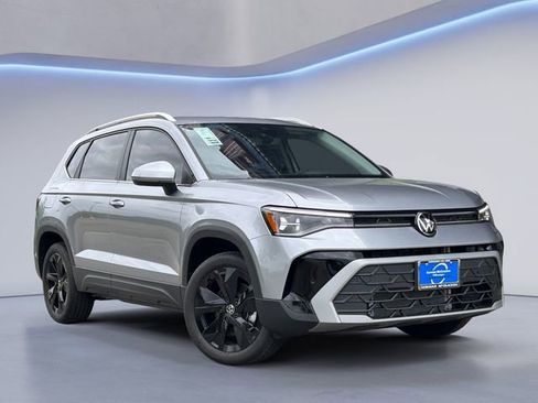 New 2026 Volkswagen Taos SE image 1