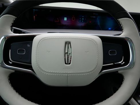 Used 2025 Lincoln Nautilus Black Label image 19