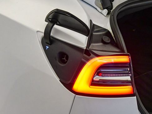 Used 2021 Tesla Model 3 Performance image 31