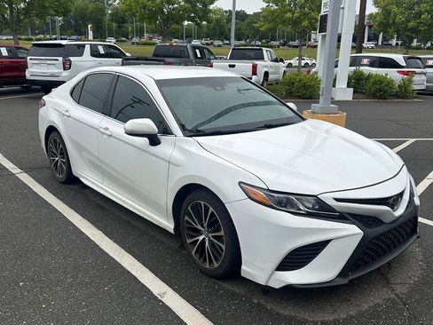 Used 2018 Toyota Camry SE FWD image 2