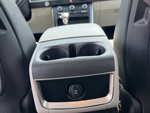 Used 2024 Kia Carnival LX image 14