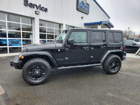Used 2017 Jeep Wrangler Unlimited Sahara AWD/4WD image 7