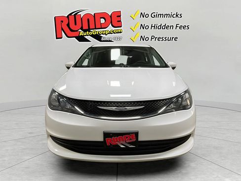 Used 2020 Chrysler Voyager LX image 8