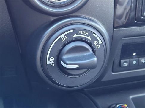 Used 2024 Nissan Titan PRO-4X w/ Pro-4x Convenience Package image 18